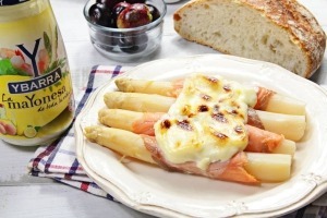 esparragos blancos con salmón gratinados con mayonesa