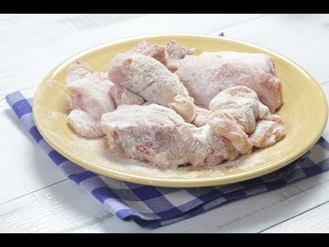 Enharinar un pollo con 2 cucharadas de harina
