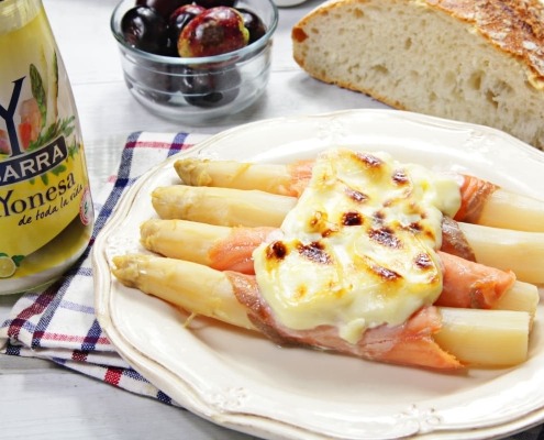 esparragos blancos con salmón gratinados con mayonesa