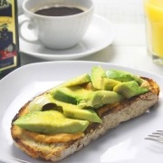Desayuno saludable con tostada de aguacate y aceite de oliva virgen extra primera cosecha