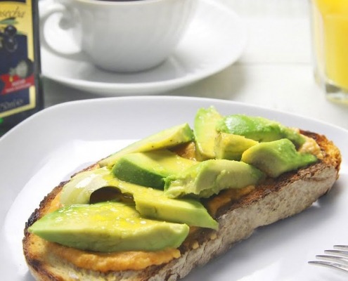 Desayuno saludable con tostada de aguacate y aceite de oliva virgen extra primera cosecha