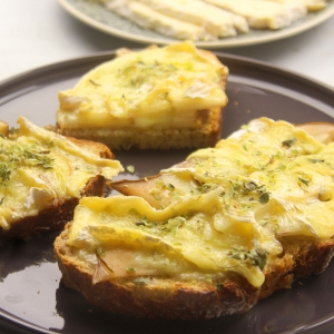 recetas-ybarra-tosta-desayuno-virgen-extra-queso-camembert-pera
