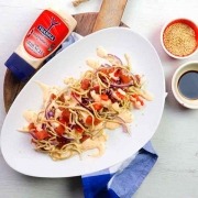 Dados de atún y gulas con mayonesa de Sriracha