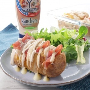 Patatas Hasselback con jamón cocido, queso y salsa Ranchera Hollywood