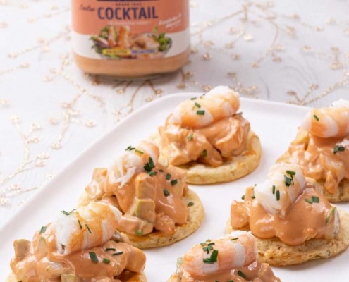 canapes de patatas, langostinos y salsa cocktail