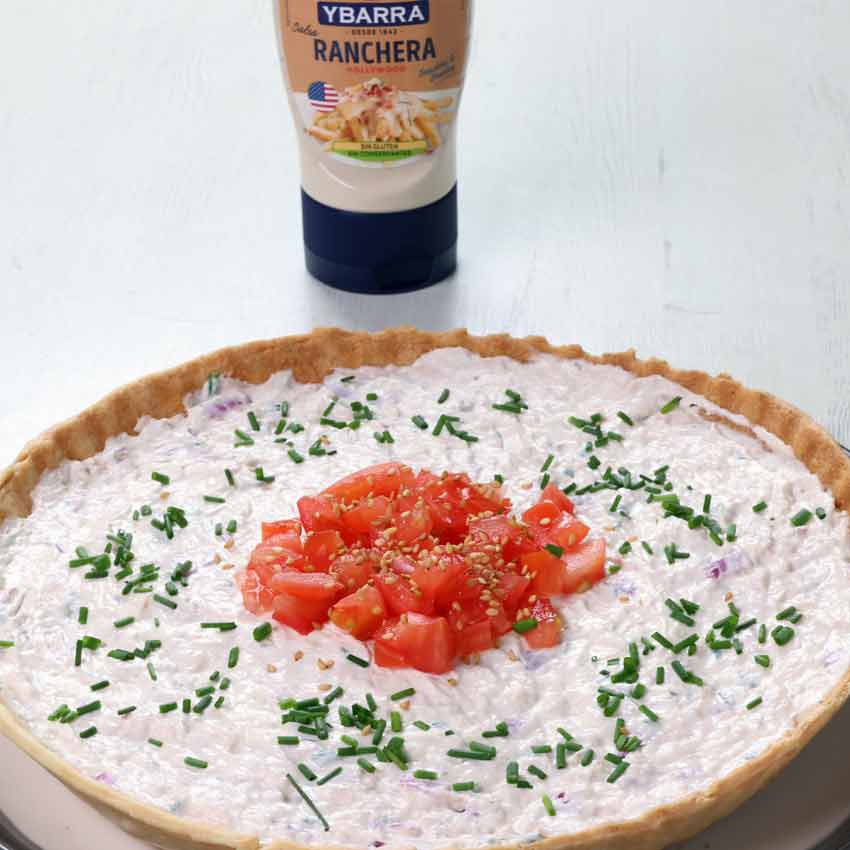 Pastel frio de atún con Salsa Ranchera