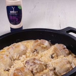 Arroz con pollo y cebolla caramelizada
