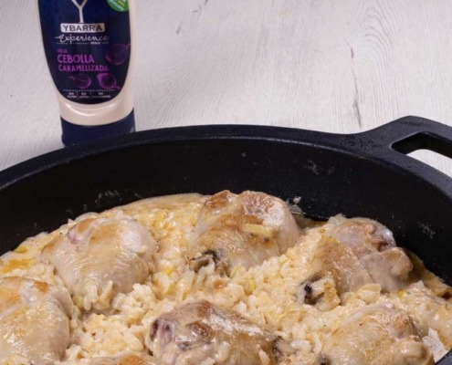Arroz con pollo y cebolla caramelizada