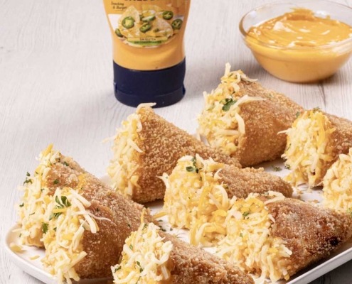 conos de pollo y cheddar crujientes con salsa cheddar