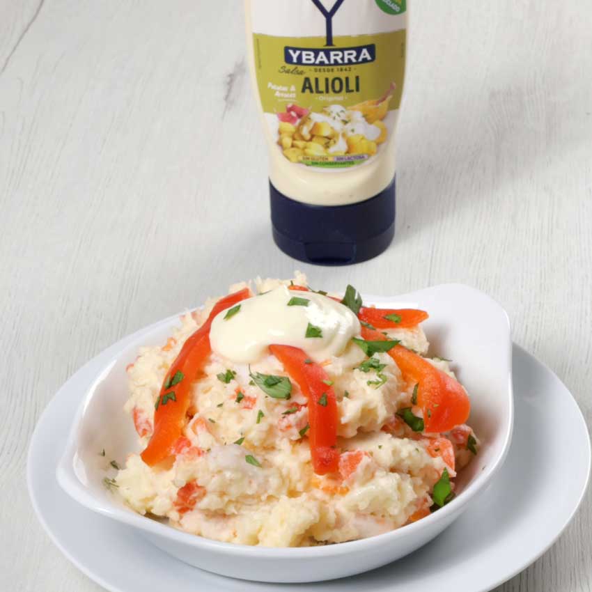 Ensaladilla de gambas y piquillos con Alioli