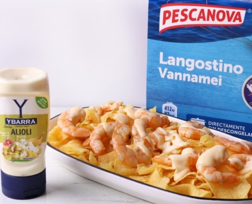 Langostinos al ajillo con chips y alioli