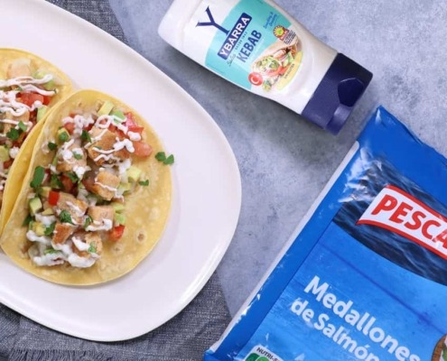 Taco de salmón con salsa Kebab