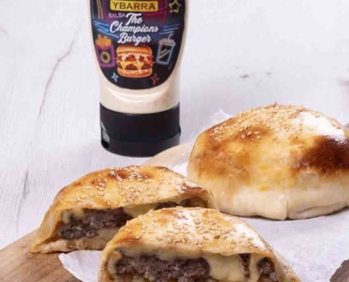 Bomba Burger con masa de pizza y Salsa The Champions Burger Ybarra