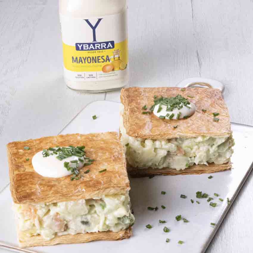 Hojaldre frío con salmón ahumado y aguacate