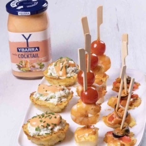 3 pinchos con Salsa Cocktail Ybarra elaborados con Patatas Ybarra, langostinos, mejillones y salmón.