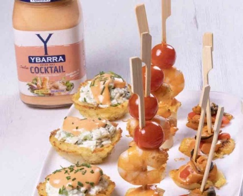 3 pinchos con Salsa Cocktail Ybarra elaborados con Patatas Ybarra, langostinos, mejillones y salmón.