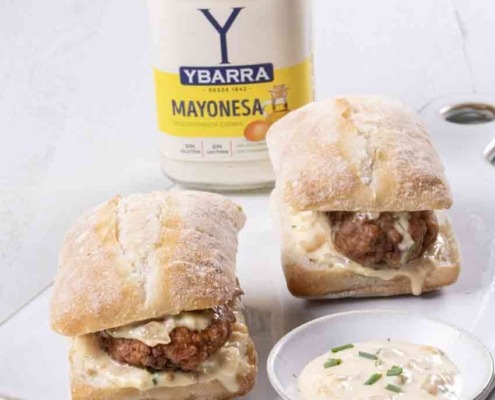 Bocadillo de filetes rusos con Mayonesa Ybarra, cebolla caramelizada y huevo.