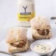 Bocadillo de filetes rusos con Mayonesa Ybarra, cebolla caramelizada y huevo.