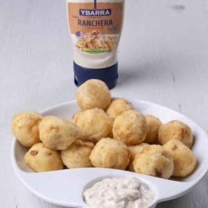 Croquetas de patata y pollo elaboradas con Patatas Ybarra y Salsa Ranchera Ybarra.