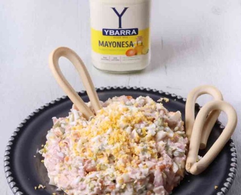 Ensaladilla de jamón cocido y encurtidos con Mayonesa Ybarra.