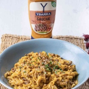 Noodles con Salsa Gaucha Ybarra, carne de cerdo picada y sésamo.
