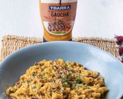 Noodles con Salsa Gaucha Ybarra, carne de cerdo picada y sésamo.