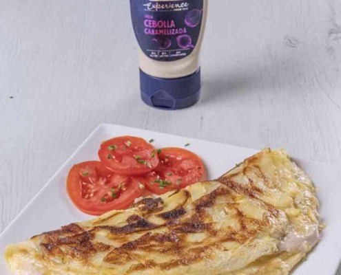 Tortilla de patata con cebolla caramelizada y queso elaborada con Salsa Experience de Cebolla Caramelizada Ybarra.