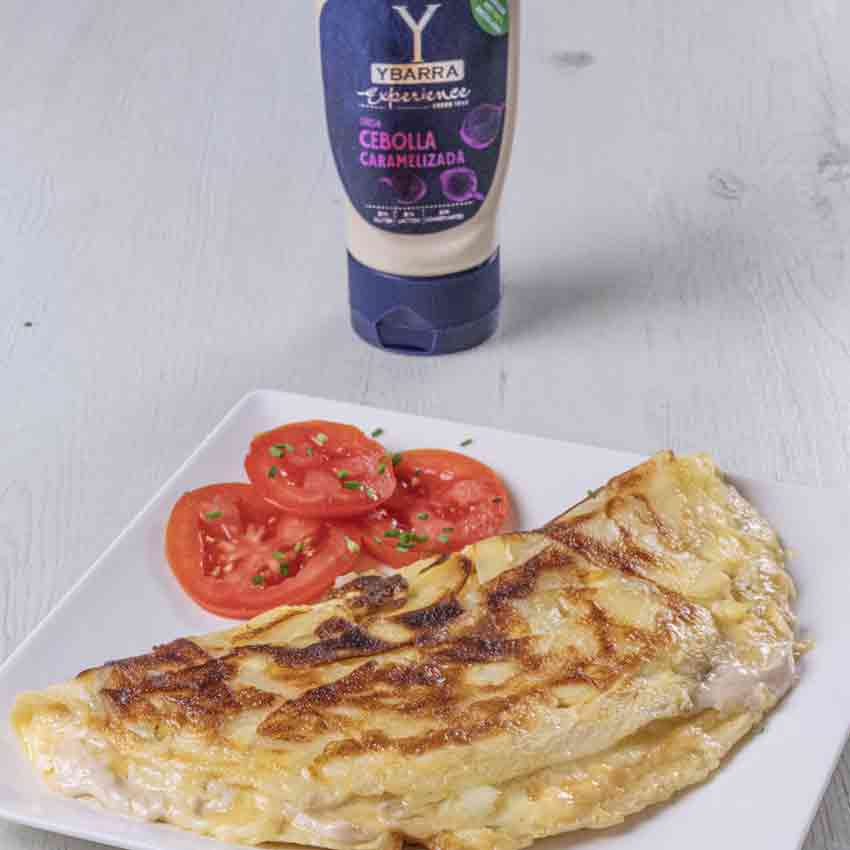 Tortilla de patata con cebolla caramelizada y queso | Receta fácil