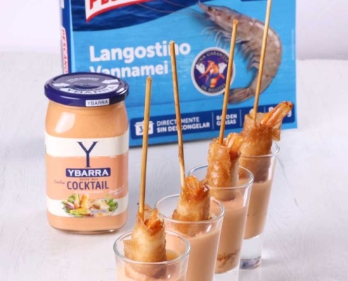 Brochetas de langostinos preparadas con Langostinos Crudos Pescanova y Salsa Cocktail Ybarra.