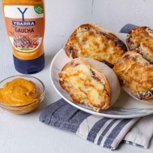 Cestitas de carne a la Gaucha elaboradas con molletes, carne picada, queso fundido y Salsa Gaucha Ybarra.