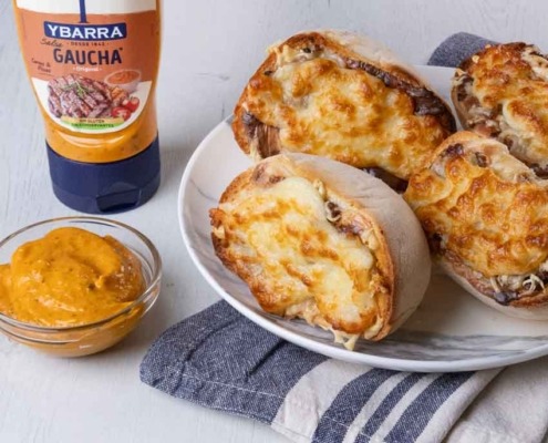 Cestitas de carne a la Gaucha elaboradas con molletes, carne picada, queso fundido y Salsa Gaucha Ybarra.