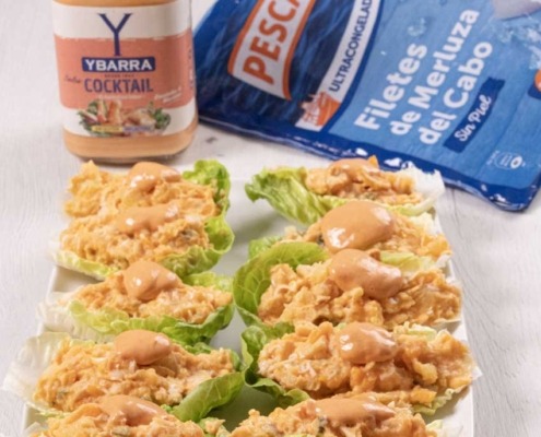Ensaladilla de merluza en cogollos preparada con Salsa Cocktail Ybarra