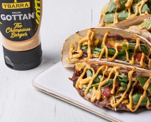 Taco Burger con carne picada, queso fundido, cebolla caramelizada y Salsa Gottan Ybarra.