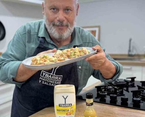 Falso tartar de salmón ahumado con aguacate, tomate y Mayonesa Ybarra servido sobre tostas.