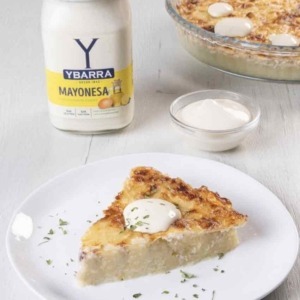 Pastel exprés de patatas y pollo con Patatas Ybarra, queso gratinado y Mayonesa Ybarra